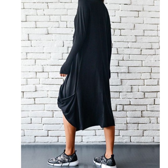 Black Oversized Maxi Dress w/ Thumb Holes - Picture 5 of 8